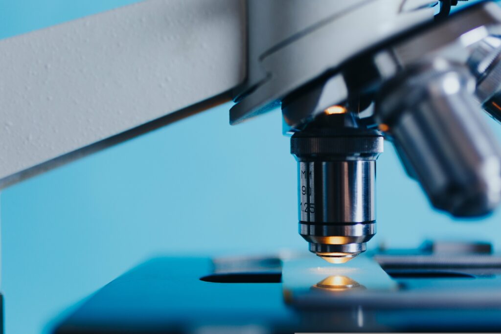 Un cercetător român de la Stanford, în spatele unui experiment fără precedent: țesut cerebral uman, transplantat în șoareci