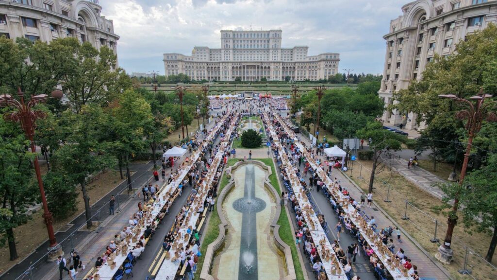 Bucureștiul a intrat în Cartea Recordurilor cu o masă lungă de 5 kilometri. Primarul general al Capitalei: „A fost o mare sufragerie aici, în centrul orașului”