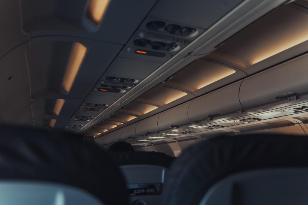 Motivul pentru care luminile din avion se sting la decolare și aterizare. Ți-ar putea salva viața