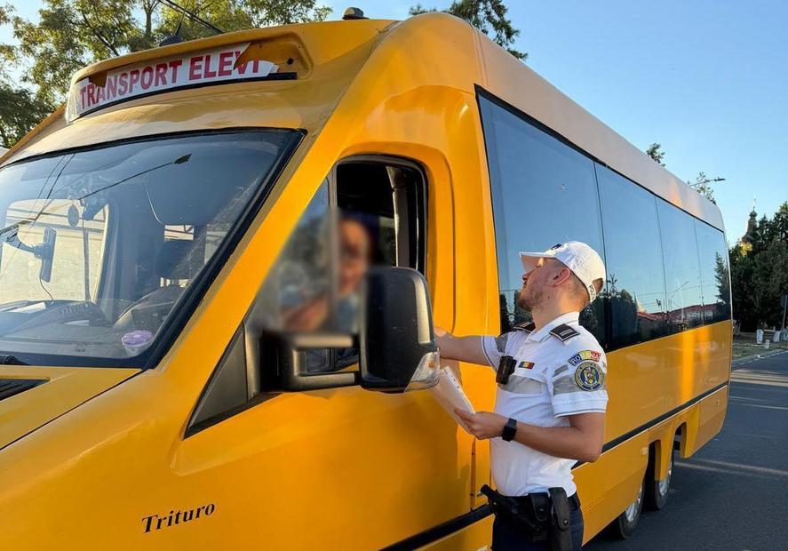 Șofer de microbuz cu 14 elevi, prins băut la volan, în prima zi de școală, în Timiș | Ce alcoolemie avea