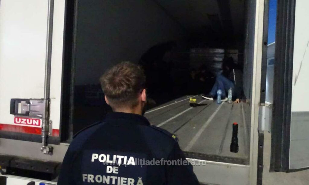 12 migranți, găsiți ascunși într-un camion cu alune, la Calafat