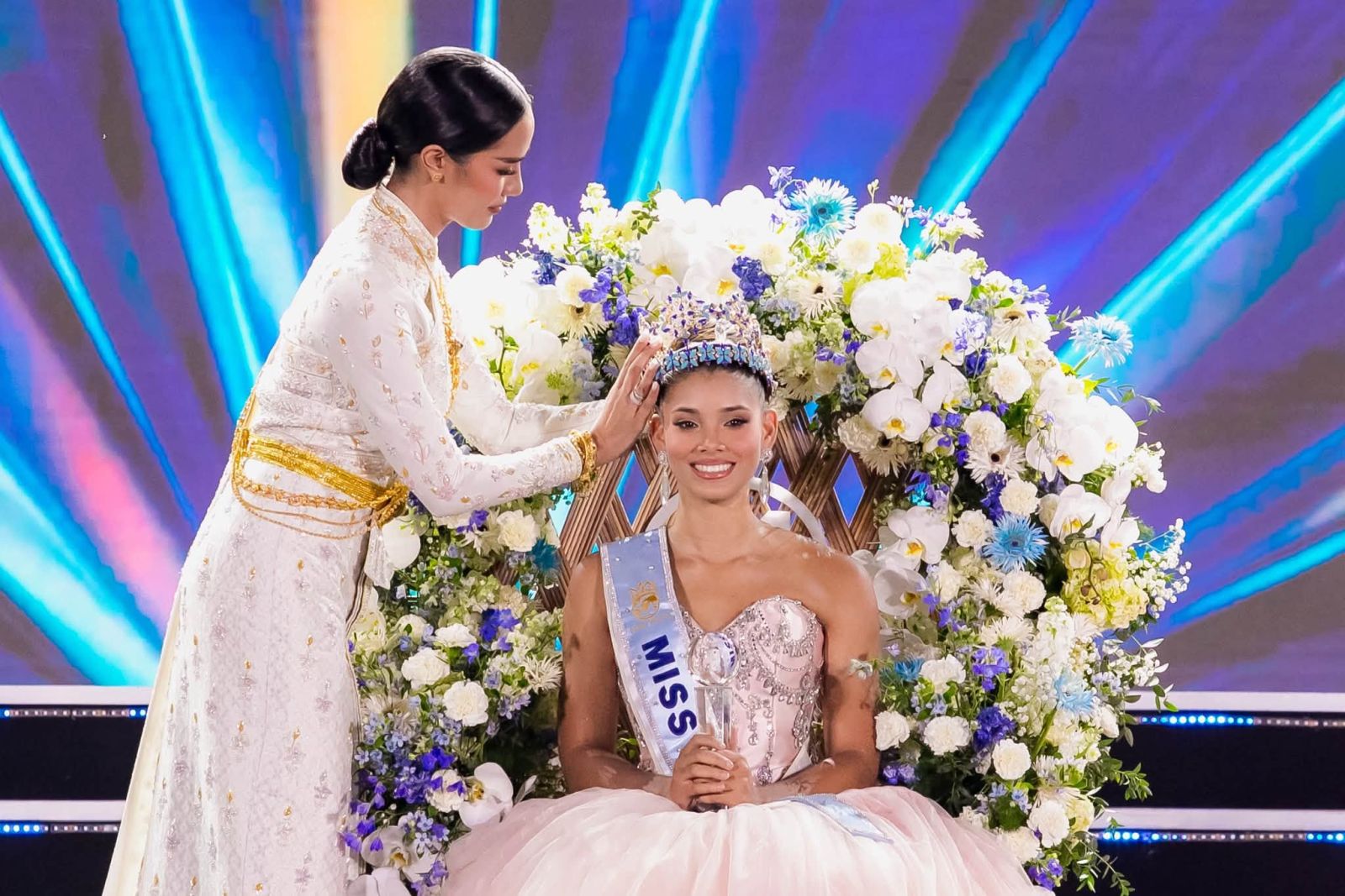 Miss World 2026 și-a desemnat câștigătoarea. Cine este tânăra de 24 de ani care a cucerit coroana