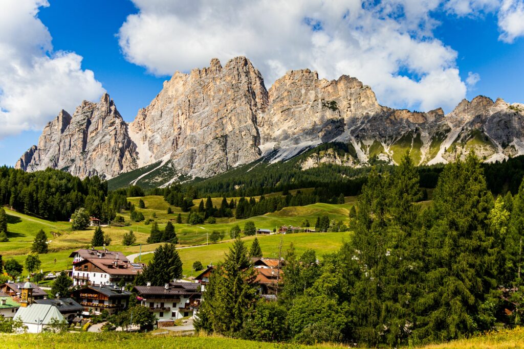 Dolomiții din Italia, sufocați de turiști: cozile pentru o gogoașă virală au devenit simbolul unei probleme care scapă de sub control