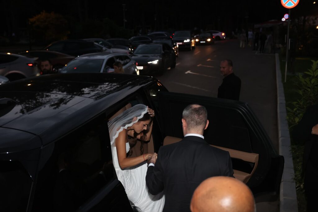 Nuntă mare în lumea politică Ministrul Alexandru Nazare s-a căsătorit Nicușor Dan și partenera sa de viață, prezenți la petrecere Florin Manole și Radu Miruță, printre cei care participă la eveniment