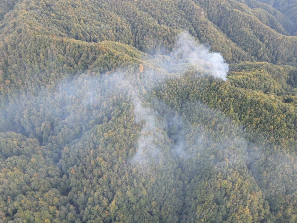 Intervenție aeriană pentru stingerea incendiului de pădure de la Băile Olănești