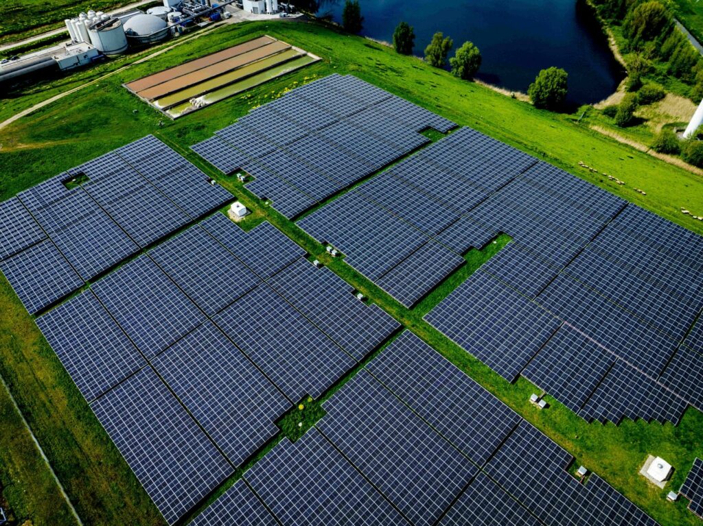 Au fost publicate ghidurile pentru fondurile destinate panourilor solare și stocării energiei. Cine poate primi bani