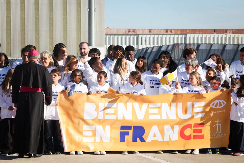 Papa Leon al XIV-lea a ajuns în Franța | Prima zi a vizitei include întâlniri cu Macron, un discurs la UNESCO și o procesiune la Notre-Dame
