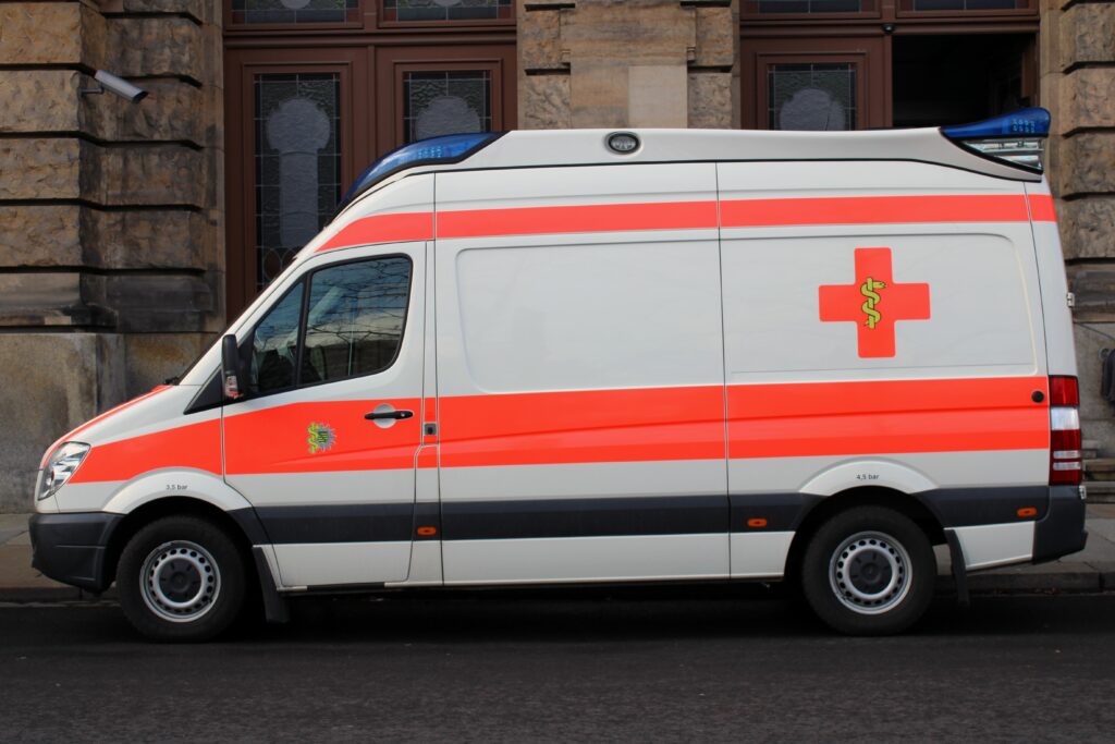 Un bolovan s-a prăbușit peste un cortegiu funerar. Femeia care își conducea mama pe ultimul drum a murit și ea