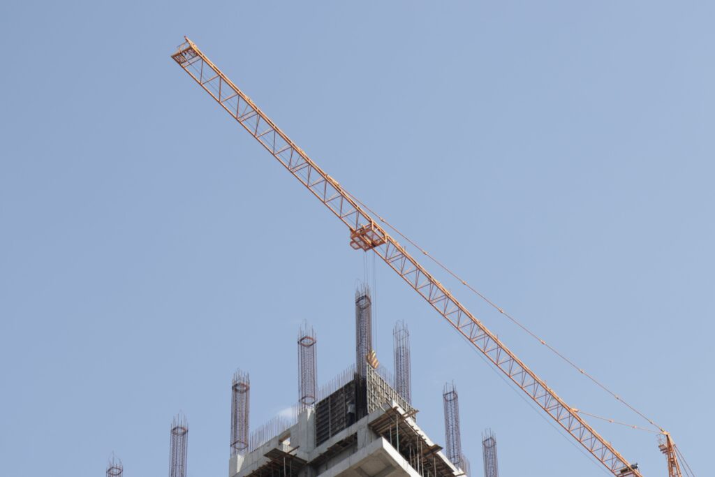 Rușii construiesc masiv în Ucraina ocupată. Dezvoltatorii primesc credite ieftine, în timp ce foștii proprietari cer despăgubiri