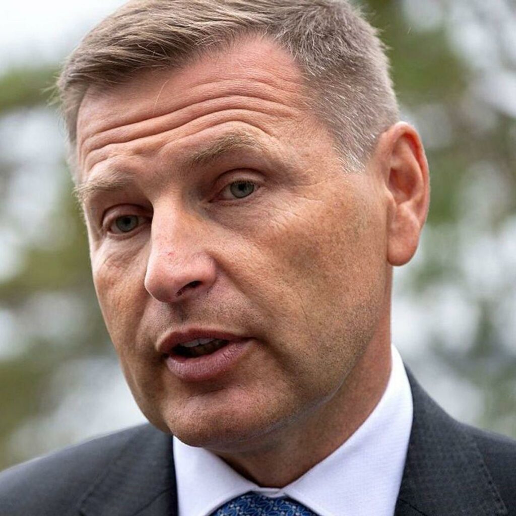 „Țeapa secolului” în Estonia: țara a cumpărat rachete pentru Ucraina de 70 de milioane de euro de la o firmă care nu fabrica rachete. Ministrul Apărării demisionează