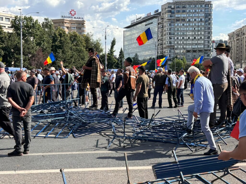 Un fost lider liberal îl trimite pe premier în stradă: Ilie, coboară din birou și stai de vorbă cu ei!! Nu lăsa lucrurile să escaladeze