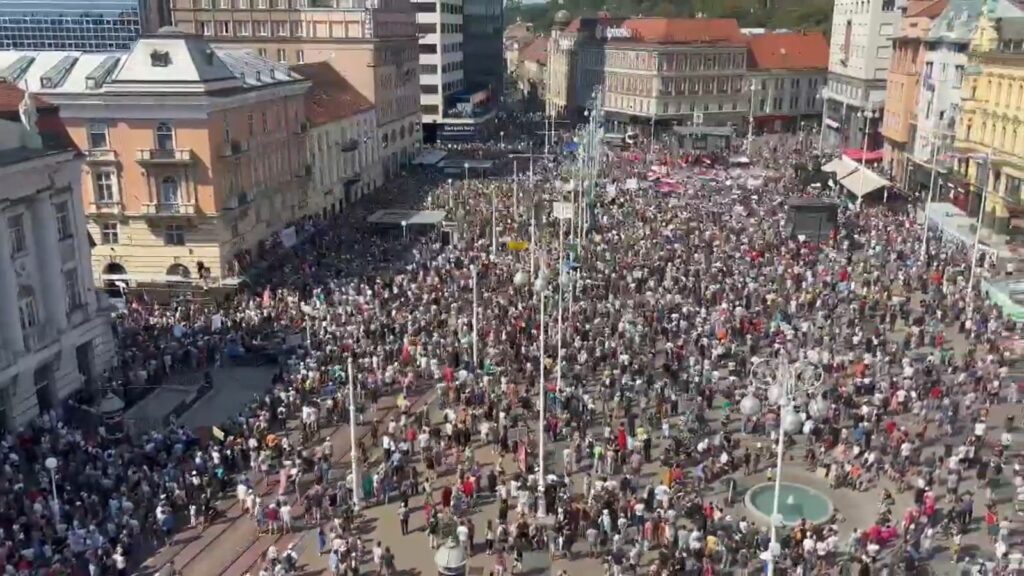 Protest de amploare în Croația din cauza a 37.000 de tone de deșeuri. Poluarea ar putea ajunge spre Marea Adriatică