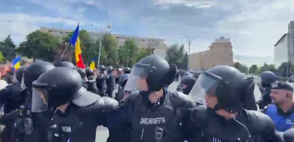 LIVE | Protestul fermierilor degenerează în București: gaze folosite de jandarmi, întăriri chemate în zonă și rețineri în centrul Bucureștiului