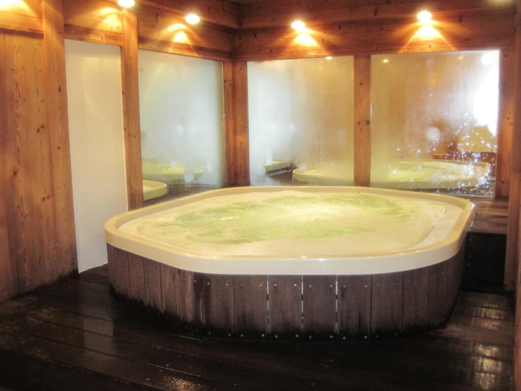 Doi soți au murit într-o vilă de lux închiriată pentru vacanță. Copiii i-au găsit în jacuzzi