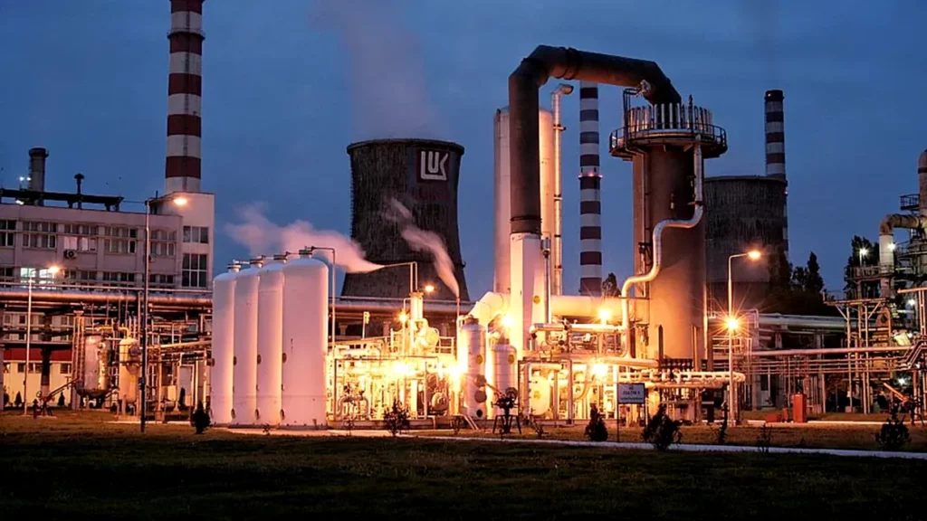 Petrotel Lukoil invocă în cererea de intrare în insolvență datorii de peste 936 mil. lei după oprirea rafinăriei din cauza sancțiunilor internaționale. Ce creanță reclamă acționarul majoritar