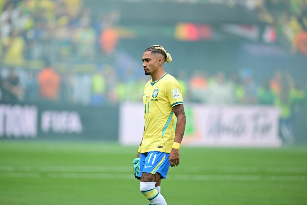 Raphinha părăsește lotul Braziliei după ce a fost depistat cu un mic edem muscular. Atacantul Barcelonei, unul dintre cei mai incisivi jucători din fotbalul mondial la început de sezon