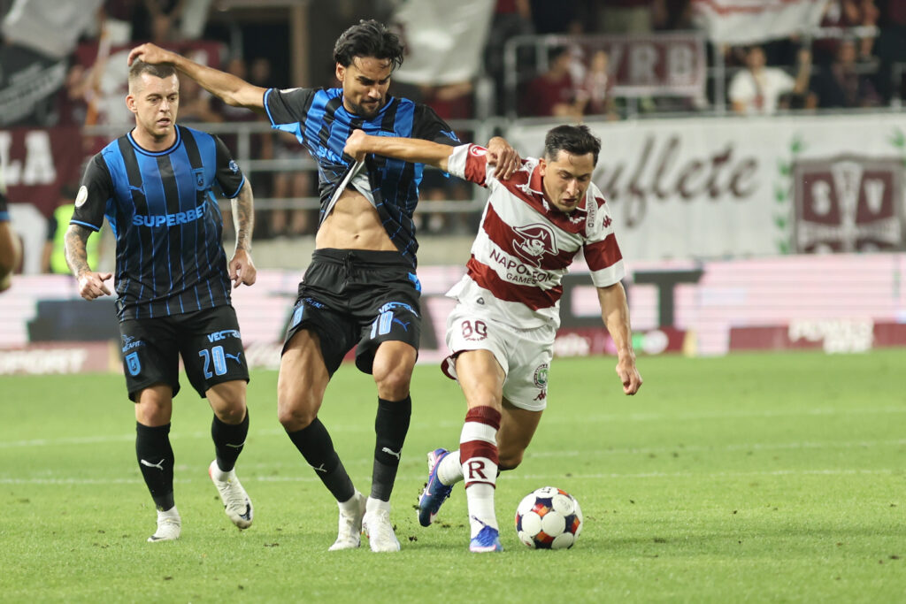 Rapid și Universitatea Craiova, amendate pentru scandările suporterilor de la derby-ul din Giulești