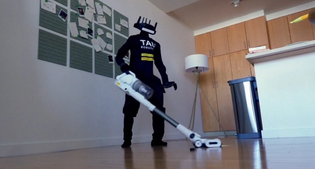Ai lăsa un robot umanoid să-ți facă ordine în casă? Cât costă și ce poate face „menajera” care intră deja în locuințele oamenilor