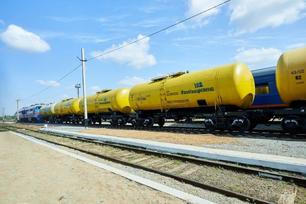Ucraina își pregătește noi rute de combustibil. Kievul anunță acorduri pentru extinderea transportului feroviar și fluvial prin România