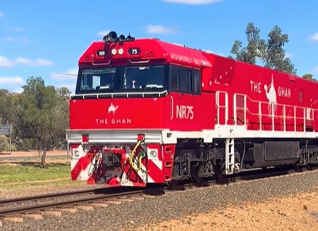 Unul dintre cele mai lungi trenuri de pasageri din lume străbate Australia. Rezervările se fac chiar și cu ani înainte