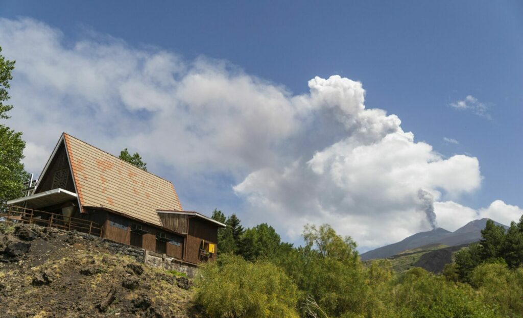 MAE, atenționare pentru românii care merg în Sicilia. Erupția vulcanului Etna suspendă zborurile din Catania