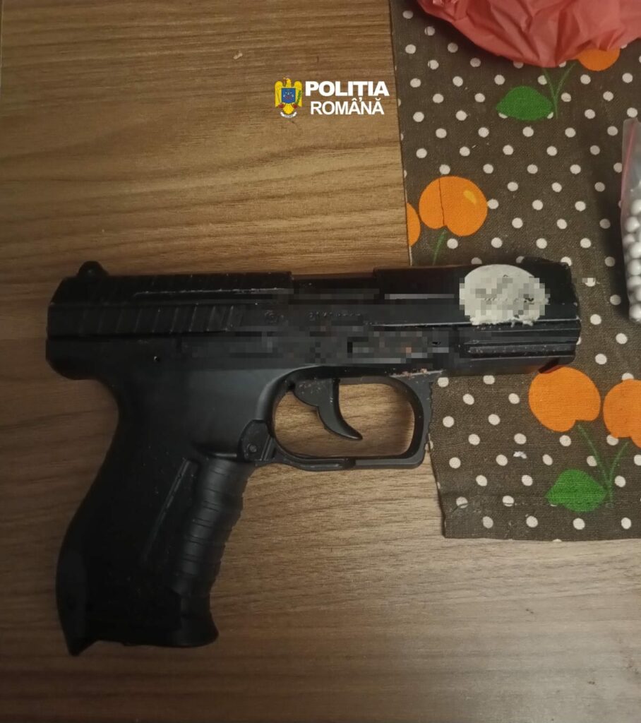 Persoană bănuită că deținea două pistoale fără drept. Polițiștii au făcut percheziții în două orașe