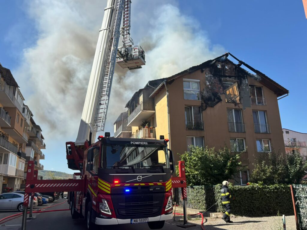 Un incendiu a izbucnit la mai multe apartamente ale unui bloc din Florești. Flăcările s-au extins și la acoperiș