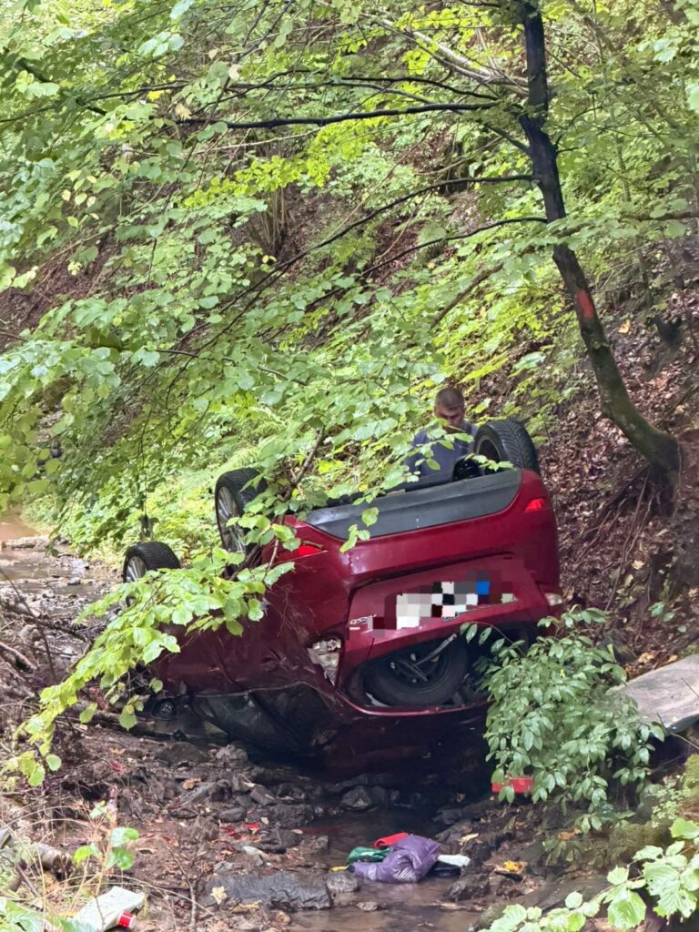 Accident pe DN74, în Alba. O mașină s-a răsturnat în râu. O persoană a refuzat transportul la spital