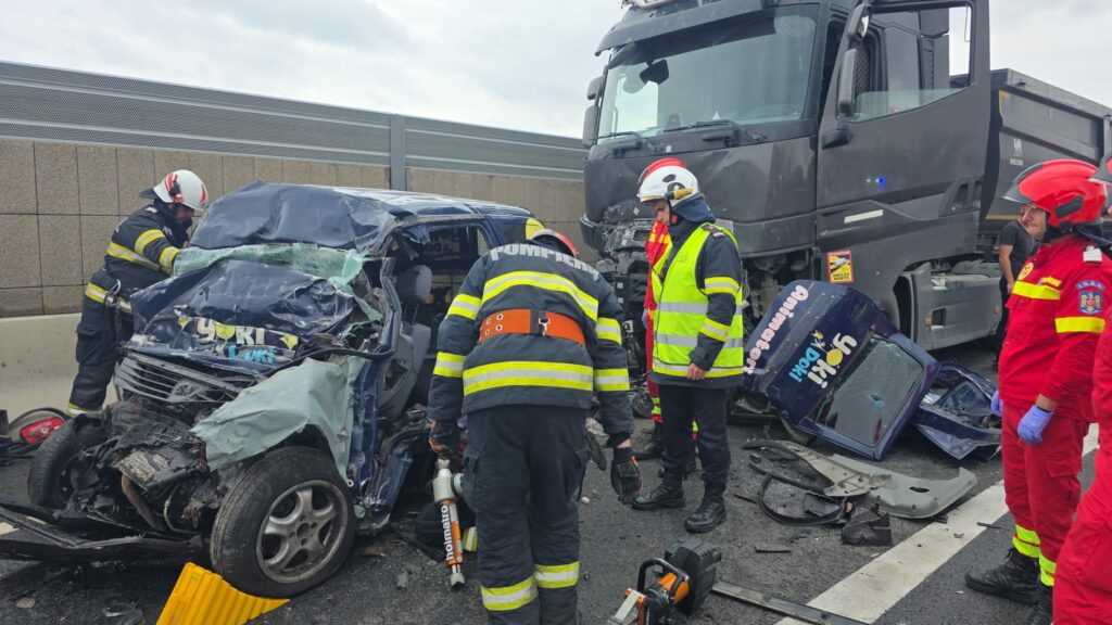 Doi oameni au murit într-un accident pe centura Bârladului. Mașina s-a ciocnit frontal cu un TIR