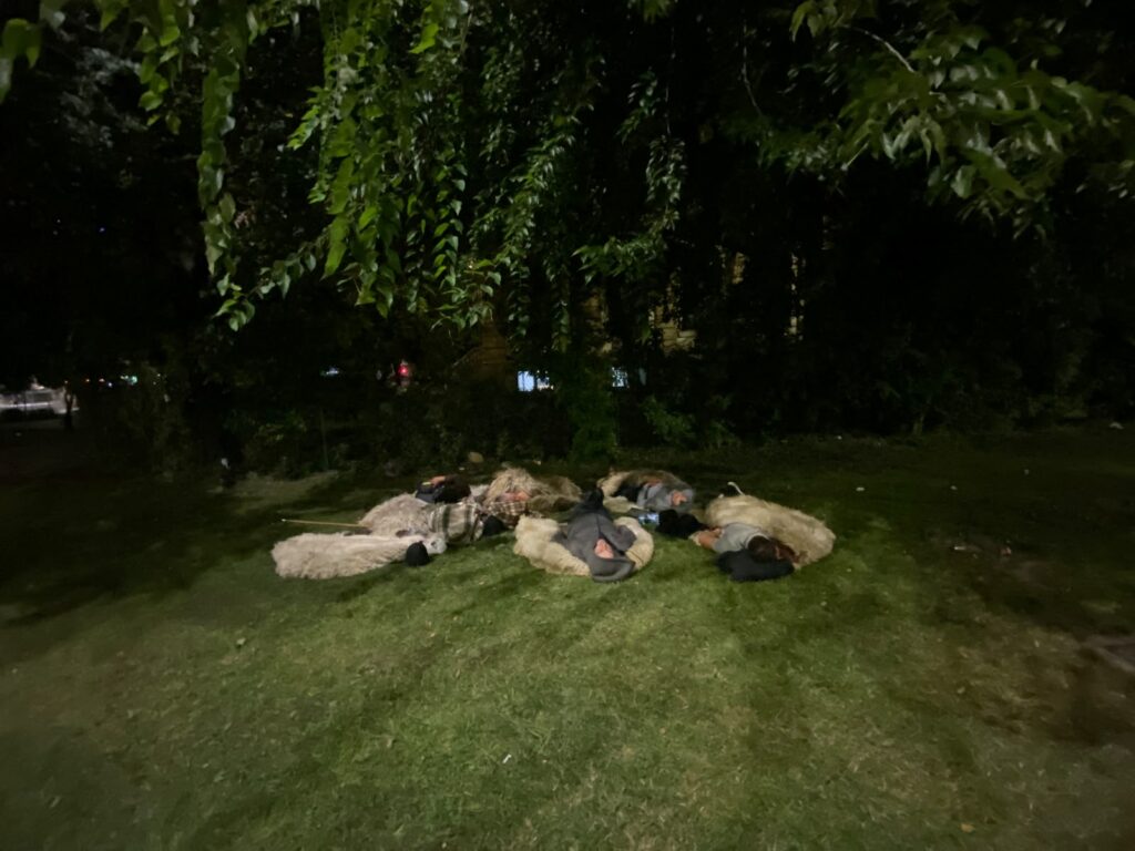 Imaginile nopții în Piața Victoriei: Mai mulți protestatari dorm pe caldarâm