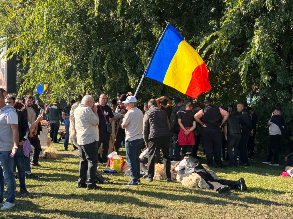 Ciobanii continuă protestul din Piața Victoriei. Au fost chemați la Cotroceni să discute lista de măsuri