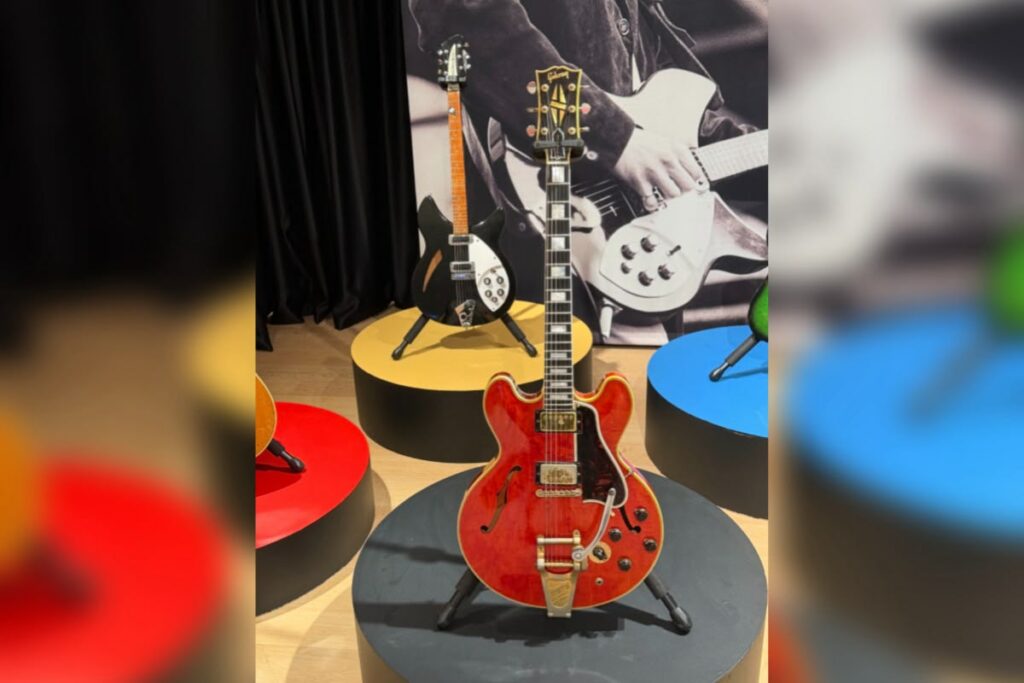 Două chitare ce aparțineau unui fost membru The Smiths, vândute la licitație cu peste 650.000 de euro