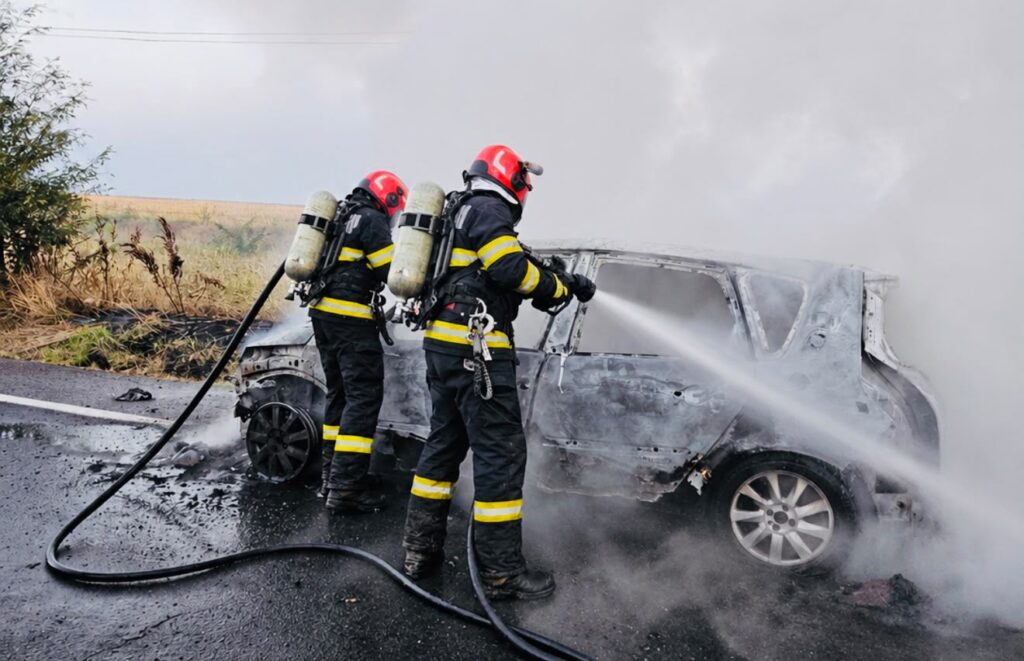 O mașină a luat foc pe DN5. De vină ar fi fost un scurtcircuit
