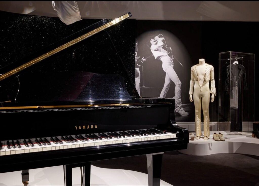 O parte din istoria muzicii ajunge la licitație Obiecte emblematice ale lui Michael Jackson, Freddie Mercury sau ale trupei Oasis vor fi vândute