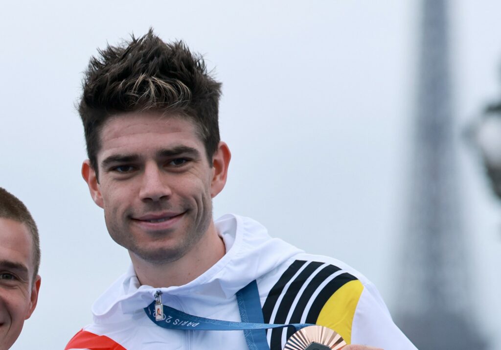 Wout van Aert câștigă etapa a 15-a din La Vuelta, scurtată din cauza caniculei. Enric Mas rămâne lider la general
