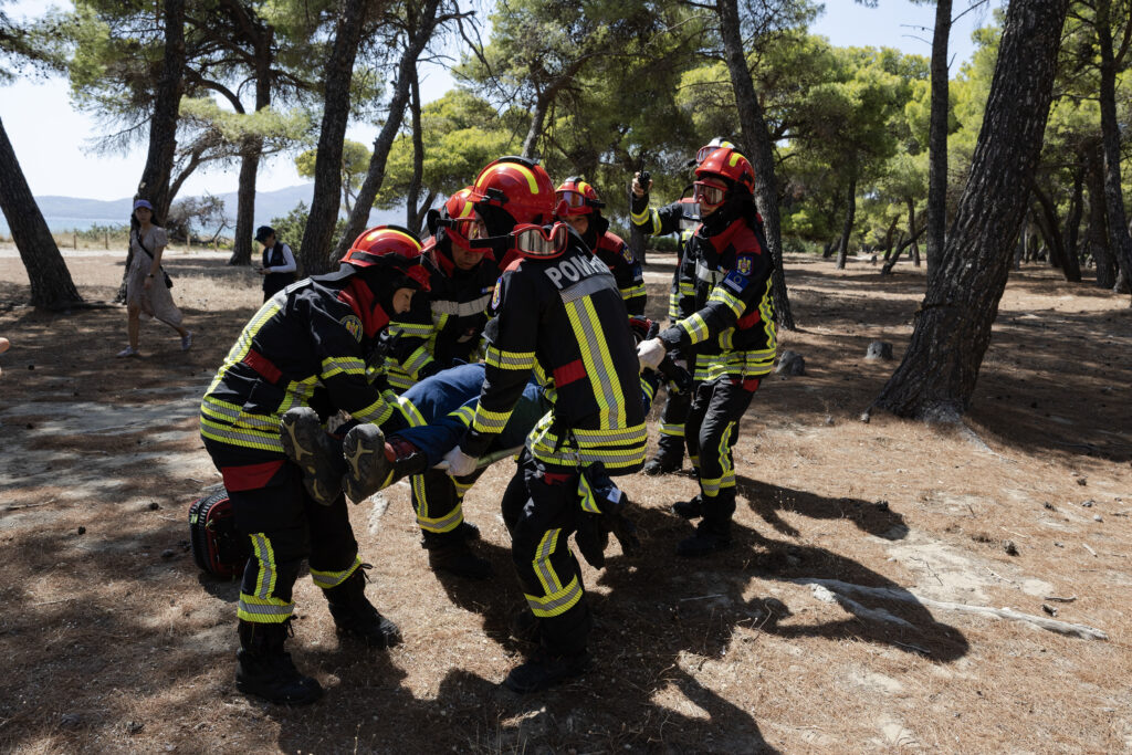 Cum se pregătesc pompierii români pentru marile incendii din Grecia. Scenariul: un parc național în flăcări și o persoană prinsă de foc
