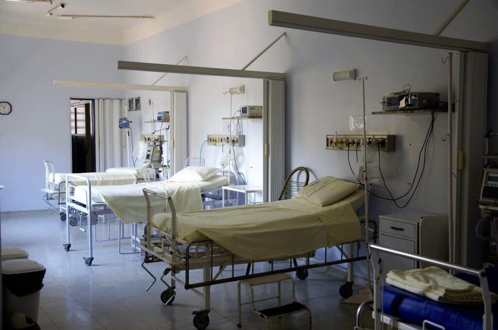 Scandal violent între rude, în curtea unui spital din Capitală. Un bărbat și o femeie au fost bătuți după o ceartă privind un pacient internat