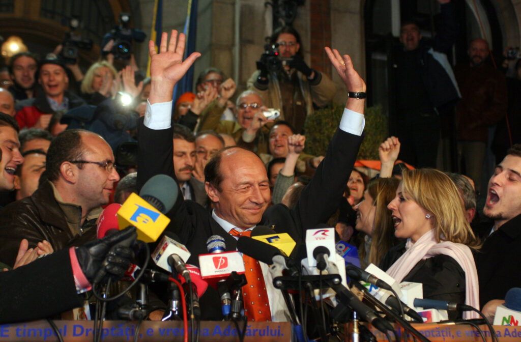 MEDIAFAX 35 2004 – România intră în NATO, iar Traian Băsescu ajunge la Palatul Cotroceni România, șocată de tragedia de la Mihăilești