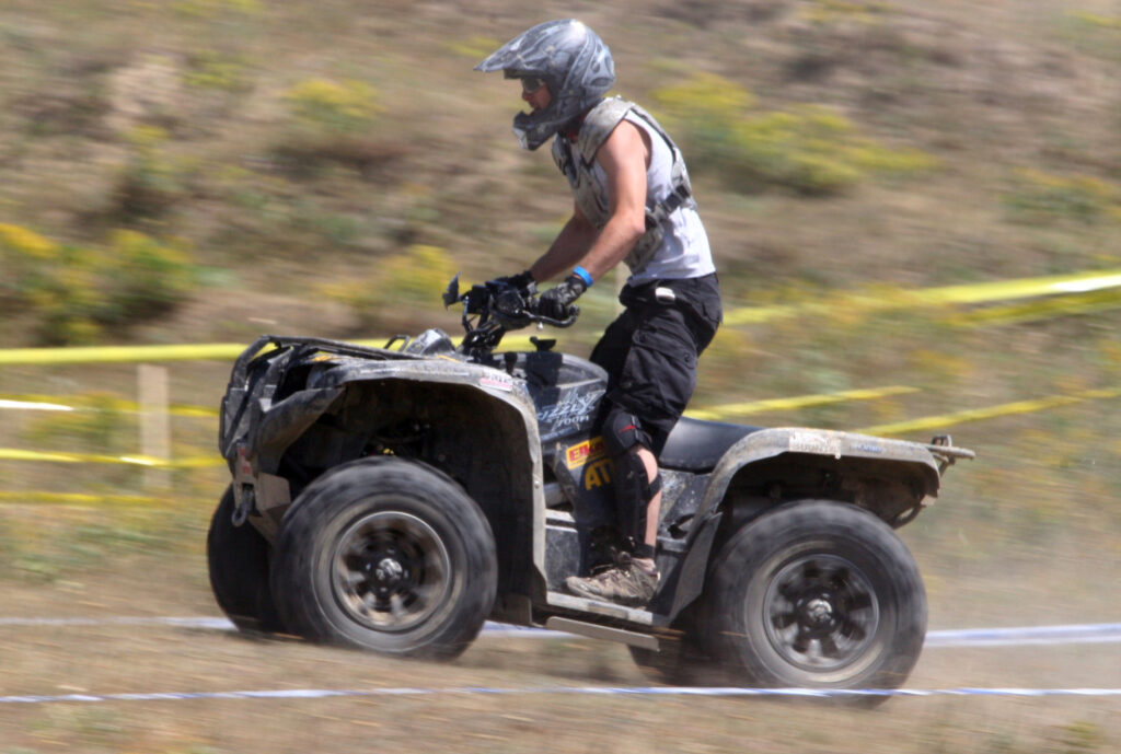 ATV fără plăcuțe de înmatriculare, urmărit pe străzile din Borșa. Vehiculul era condus de un tânăr fără permis