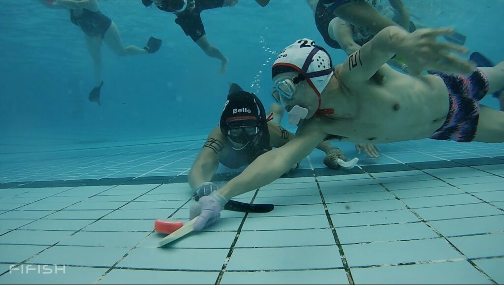 Turneu de hochei sub apă la Hong Kong. Sportivii explică de ce îl practică