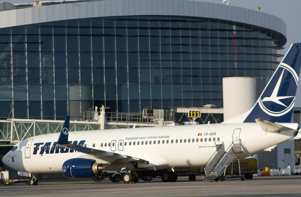 Persoanele cu mobilitate redusă scapă de tichet și de plata parcării la aeroporturile Otopeni și Băneasa. Cum funcționează noul sistem