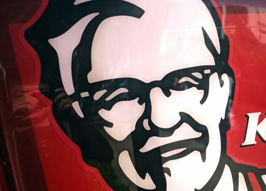 Schimbare istorică la KFC, după aproape 40 de ani. Gigantul fast-food renunță la Pepsi și trece la rivalul Coca-Cola