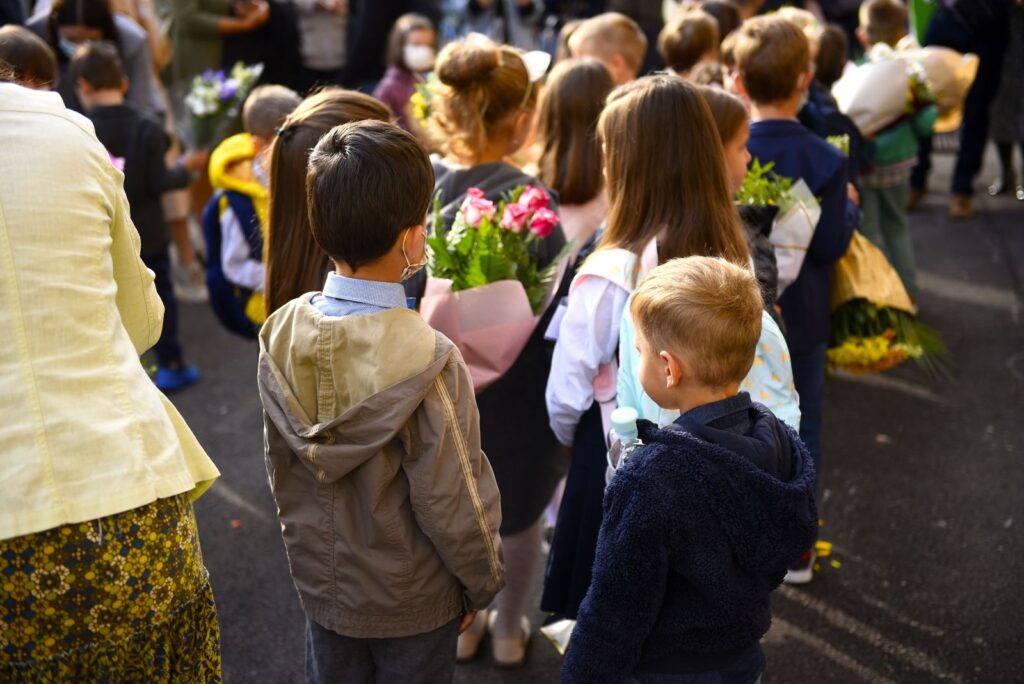 Patru din zece părinți români care muncesc în străinătate vor să revină definitiv în țară. Ce arată un nou sondaj