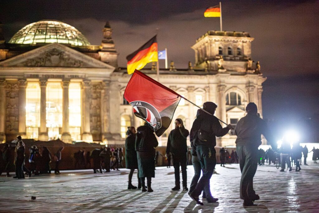 Temeri privind un val de violențe în Germania, de Halloween. Magazine protejate, evenimente anulate și amenințări la adresa poliției