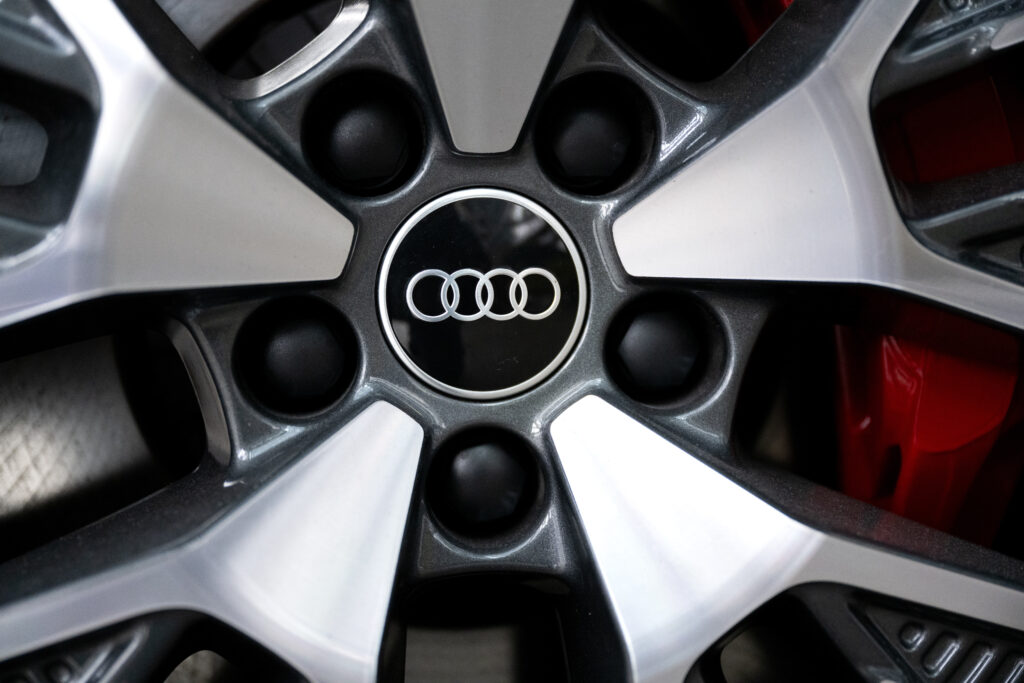 Audi construiește o fabrică de 4 miliarde de dolari în SUA, în timp ce Volkswagen pregătește concedieri masive în Germania. Cum explică Audi decizia