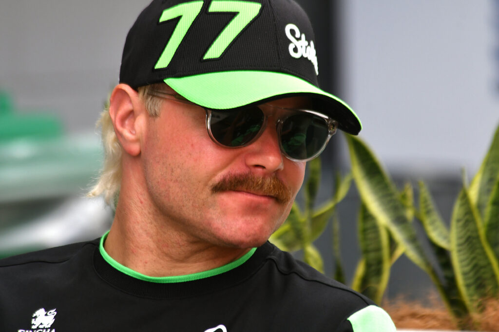 Un pilot de Formula 1 a ales bicicleta în locul avionului între curse. Acum pedalează 350 de kilometri până la Singapore
