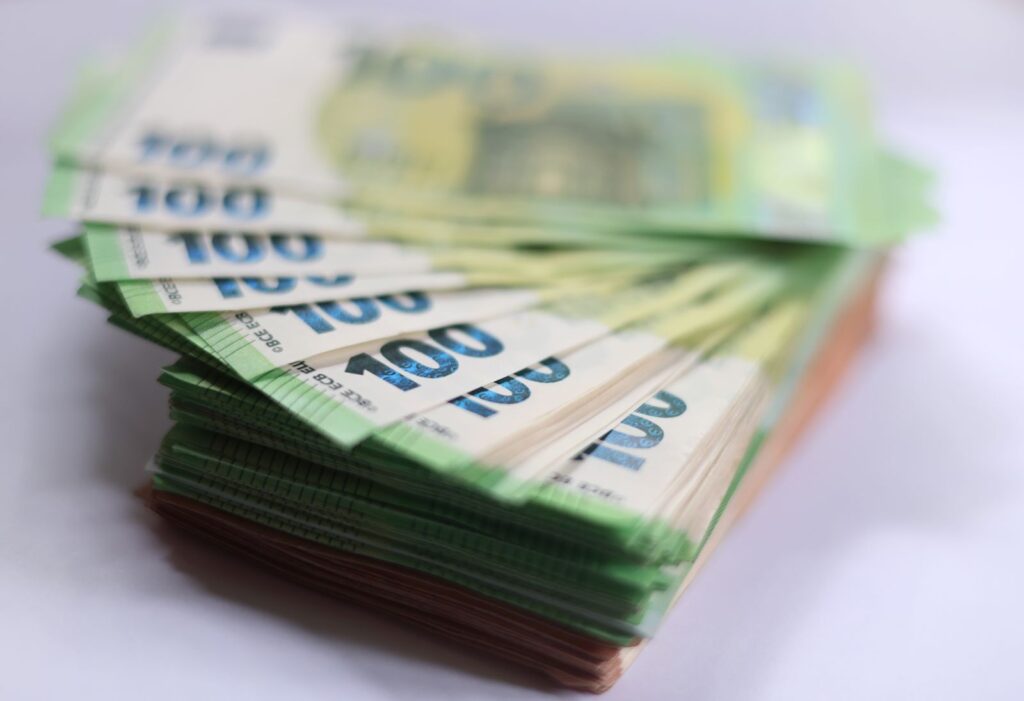 Primarul din Slănic Moldova, prins în flagrant de DNA când ar fi primit 6.000 de euro mită. În total, ar fi încasat 21.000 de euro