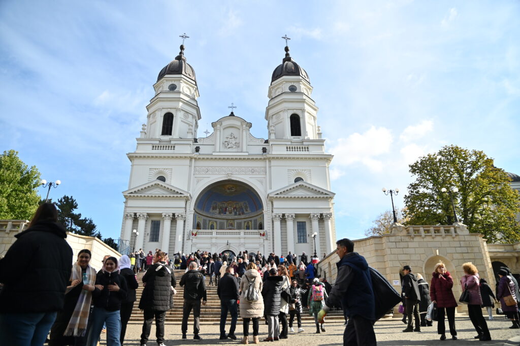 Incident la pelerinajul Sfintei Parascheva din Iași. Doi bărbați au forțat intrarea în catedrală, iar unul dintre ei a fost încătușat de jandarmi