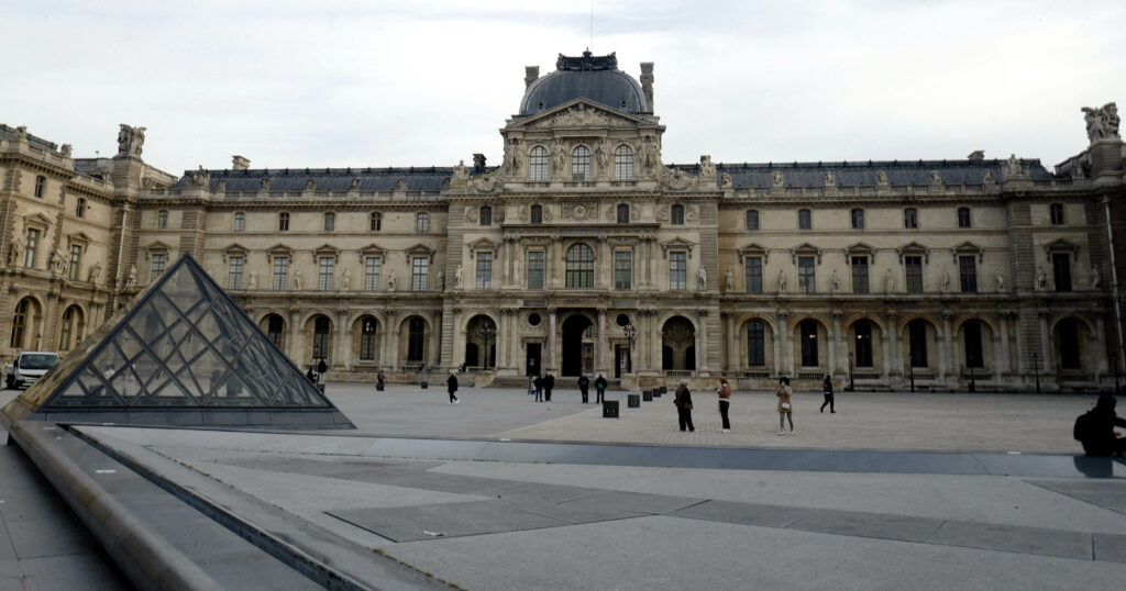 Protestatarii au blocat accesul în Muzeul Luvru „în semn de susținere” cu demonstrațiile din weekend