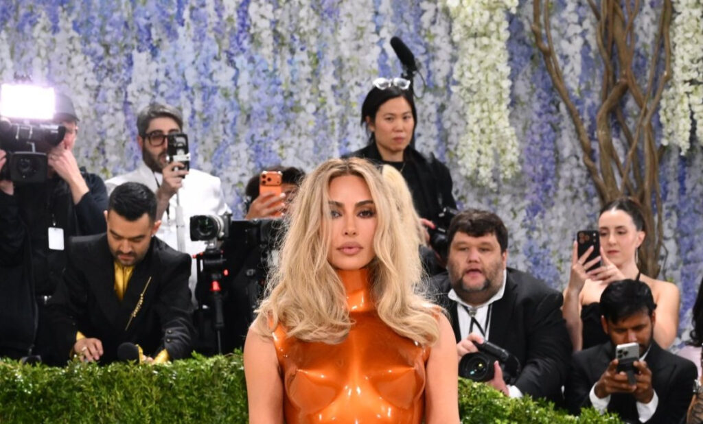 Kim Kardashian angajează un număr șocant de bone. Cum își crește cei 4 copii